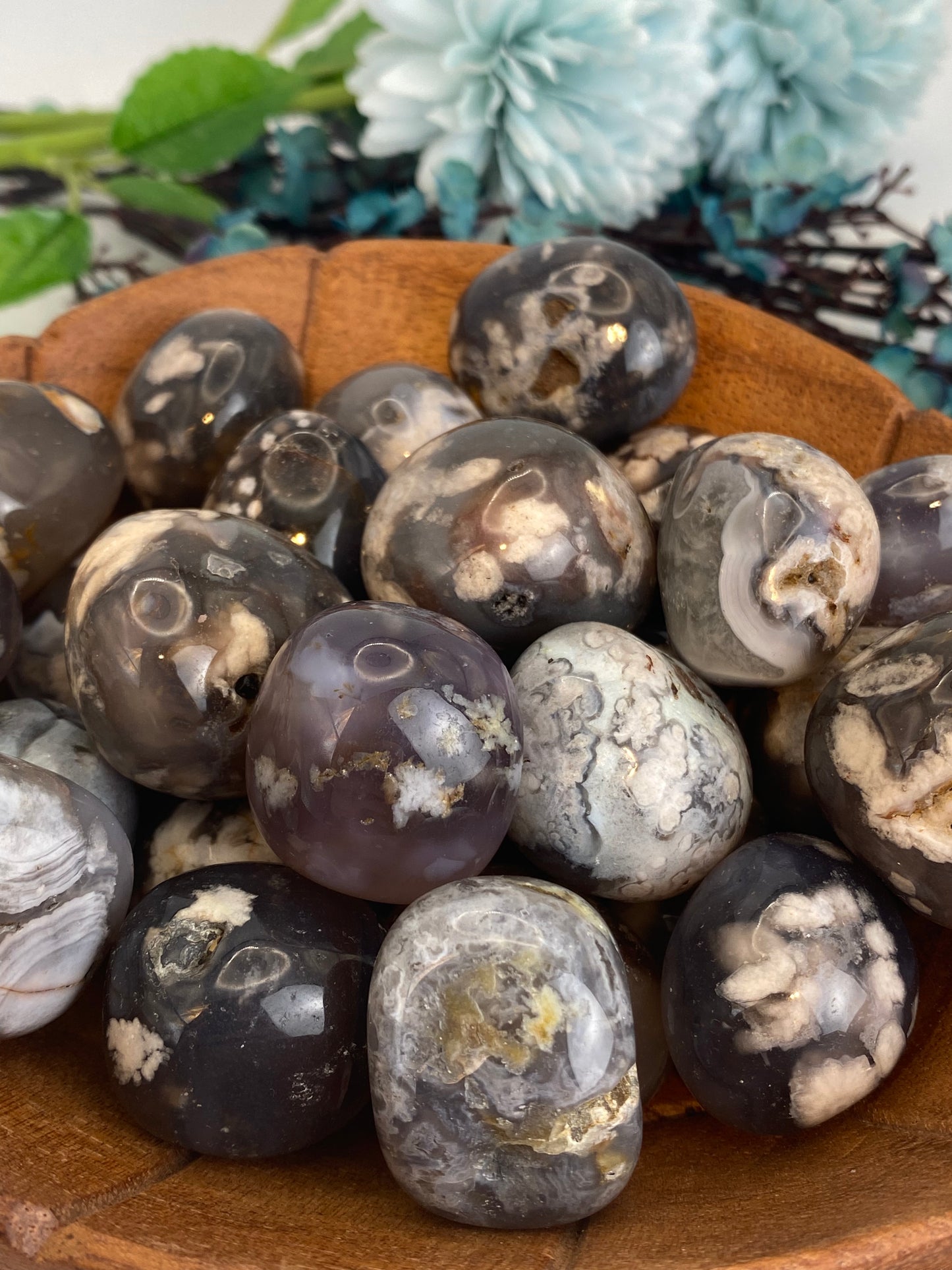 Trommelstein aus schwarzem Blumenachat