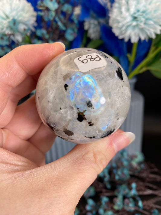 Kugel aus weißem Labradorit (P89)