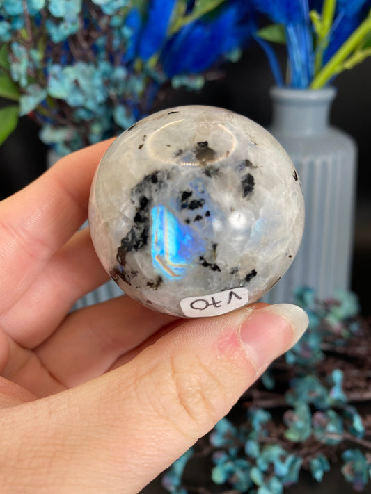 Kugel aus weißem Labradorit (V70)