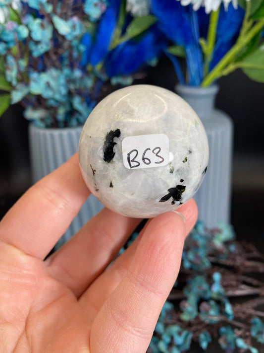 Kugel aus weißem Labradorit (B63)