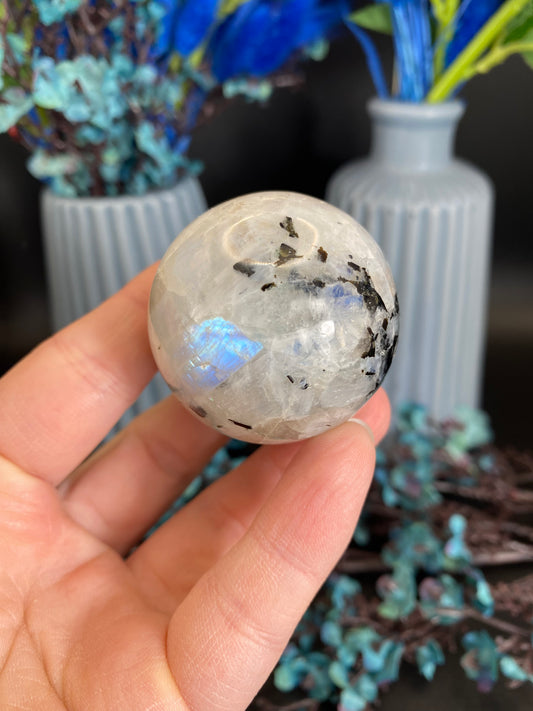 Kugel aus weißem Labradorit (S56)
