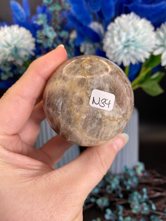 Kugel aus Mondstein (N34)