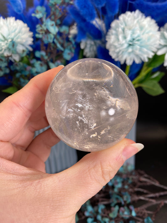 Kugel aus Bergkristall mit Turmalin