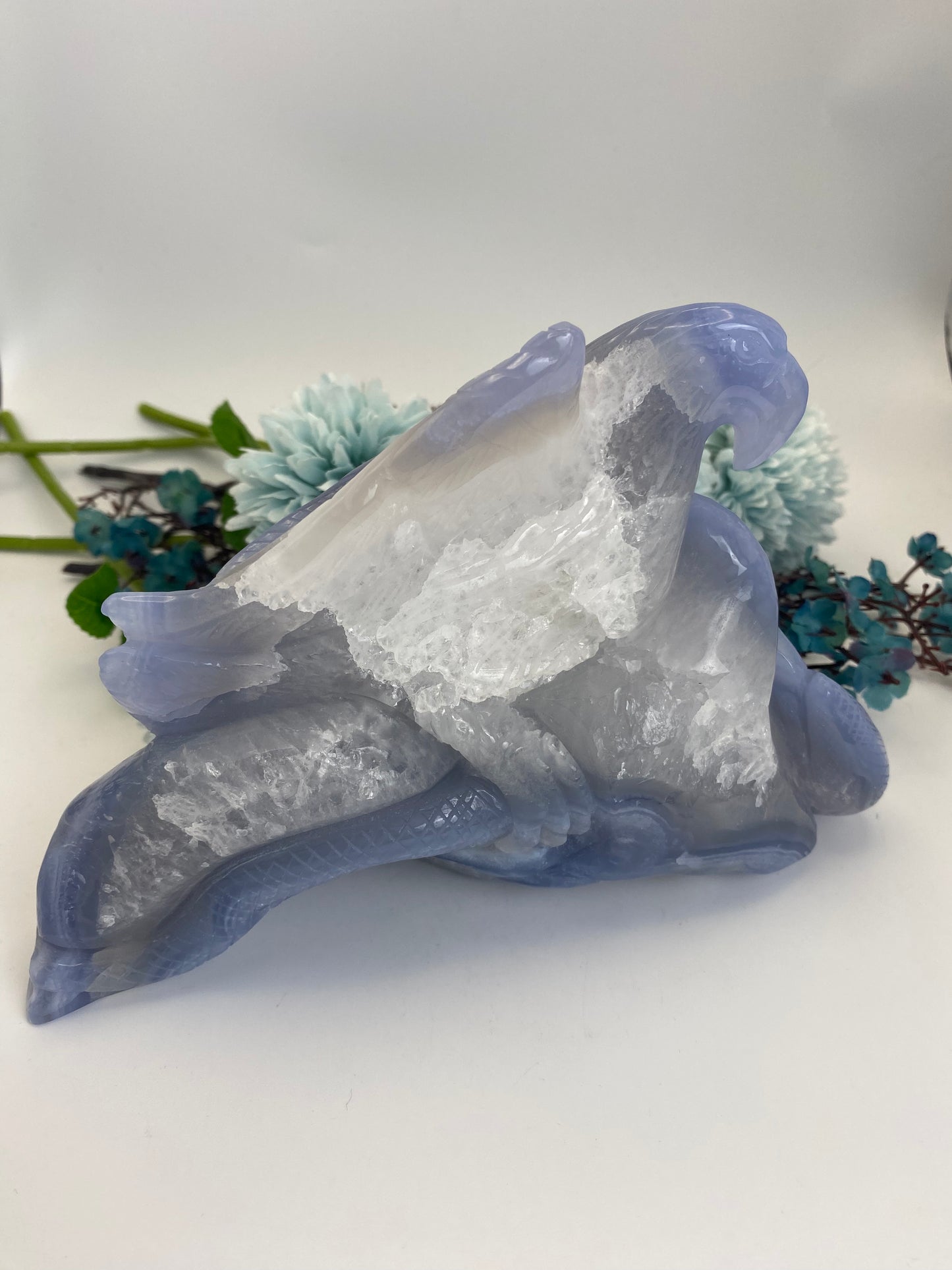 Adler mit Schlange aus blauem Chalcedon