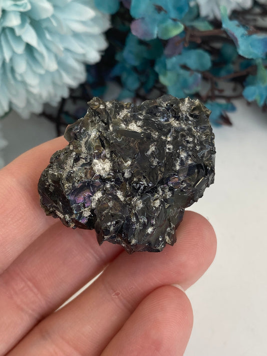 Irisierender Obsidian mit Crystobalit aus Kayseri, Türkei (D35)