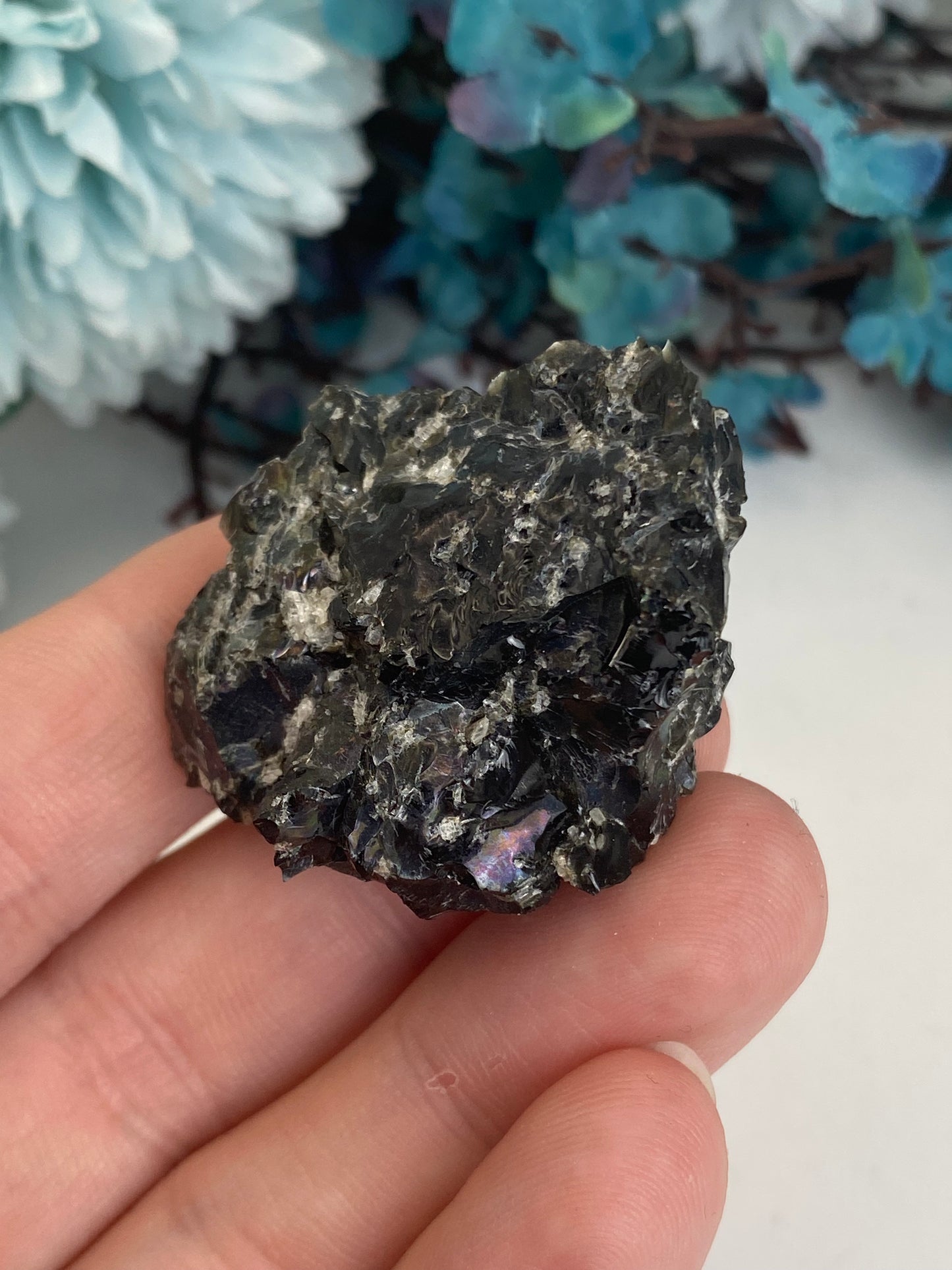 Irisierender Obsidian mit Crystobalit aus Kayseri, Türkei (D35)