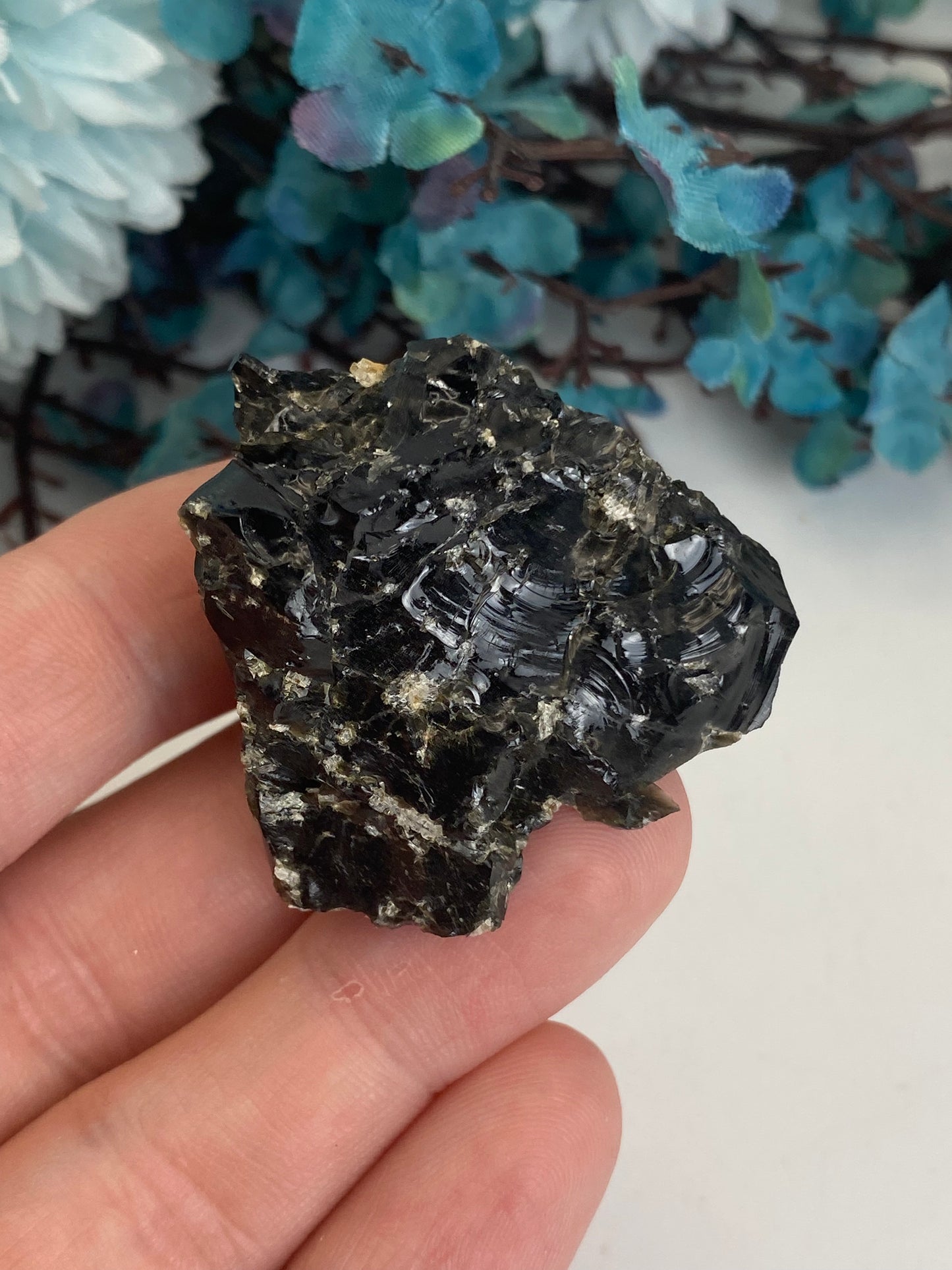 Irisierender Obsidian mit Crystobalit aus Kayseri, Türkei (F35)