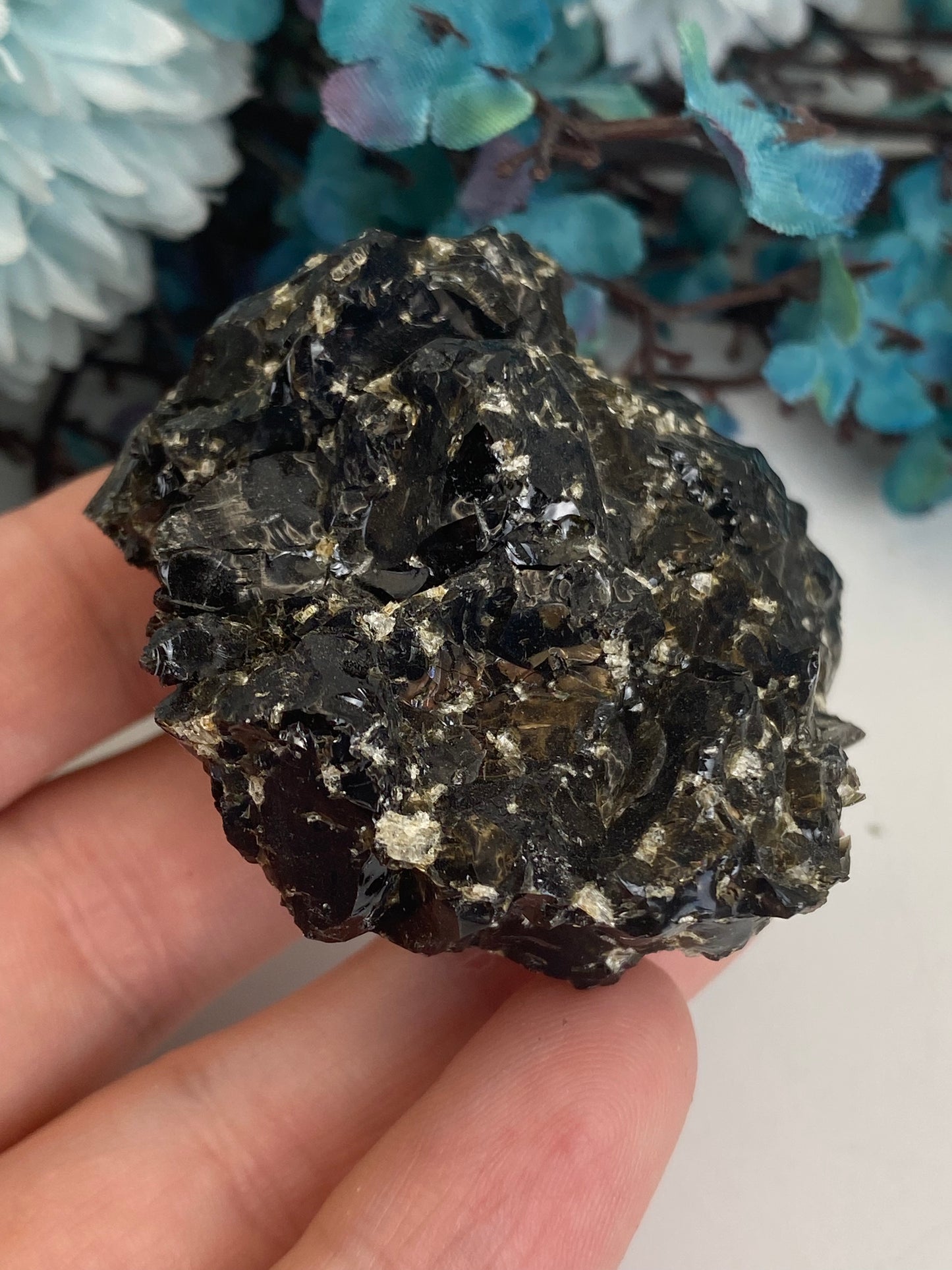 Irisierender Obsidian mit Crystobalit aus Kayseri, Türkei (P55)