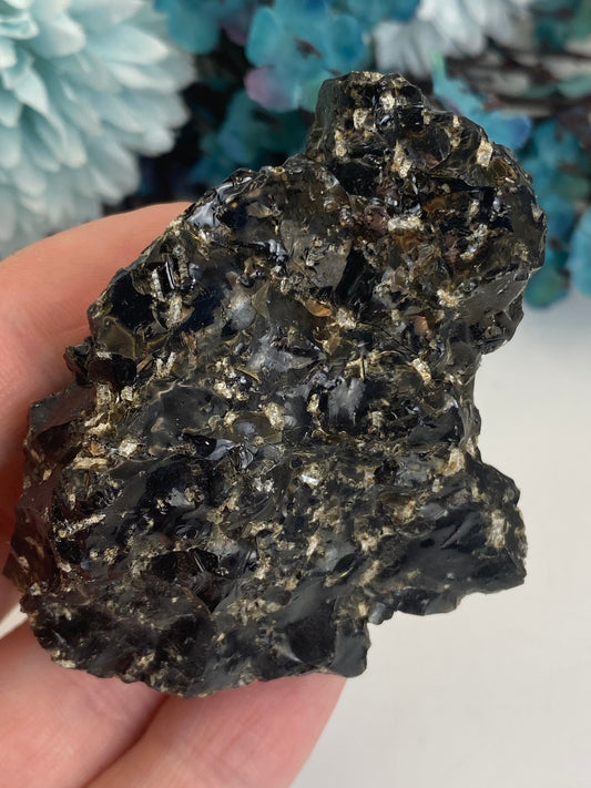 Irisierender Obsidian mit Crystobalit aus Kayseri, Türkei (B55)