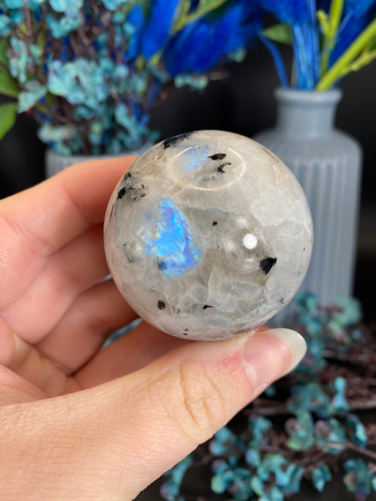 Kugel aus weißem Labradorit (V70)