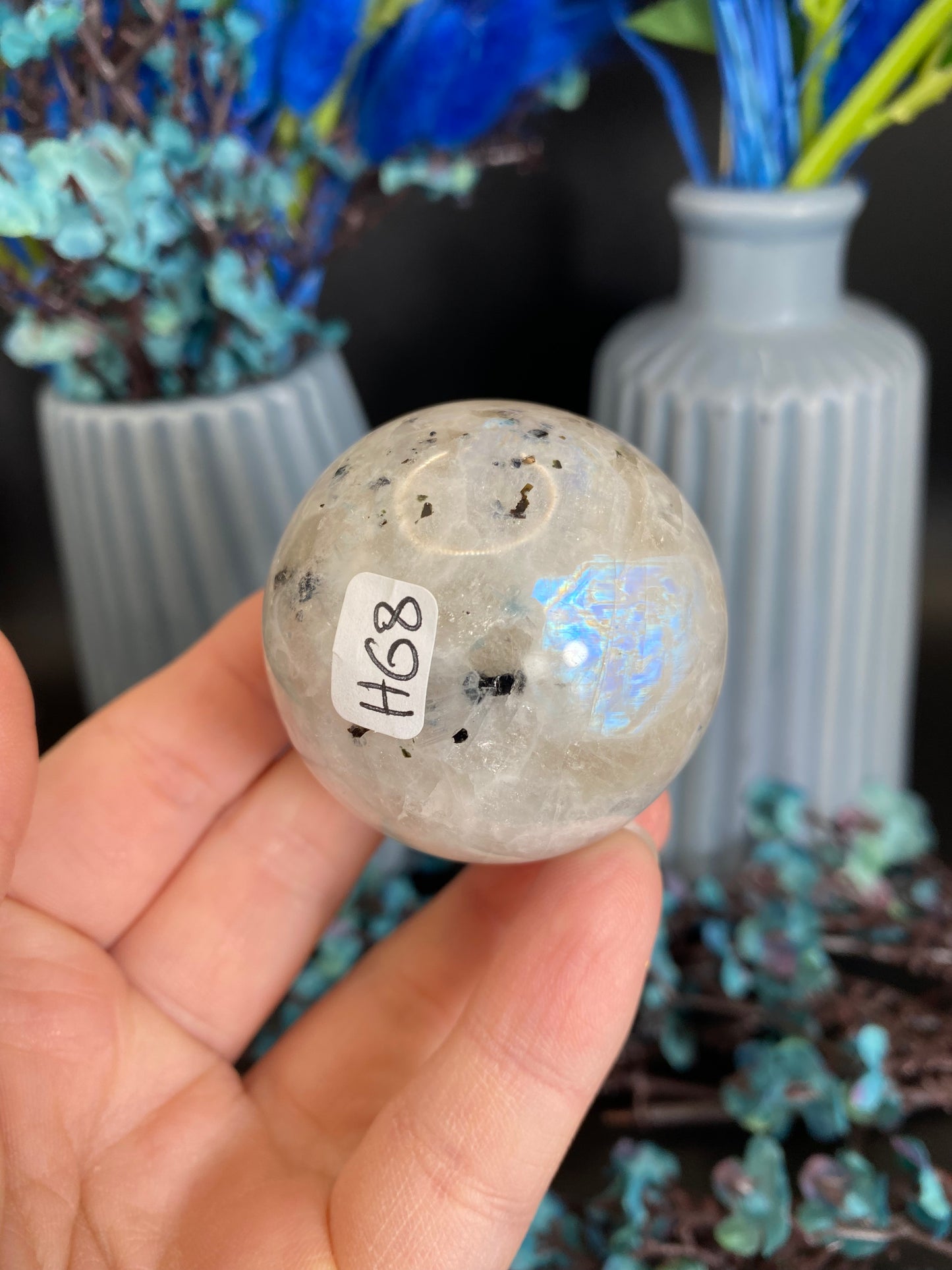 Kugel aus weißem Labradorit (H68)