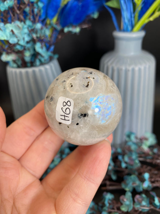 Kugel aus weißem Labradorit (H68)