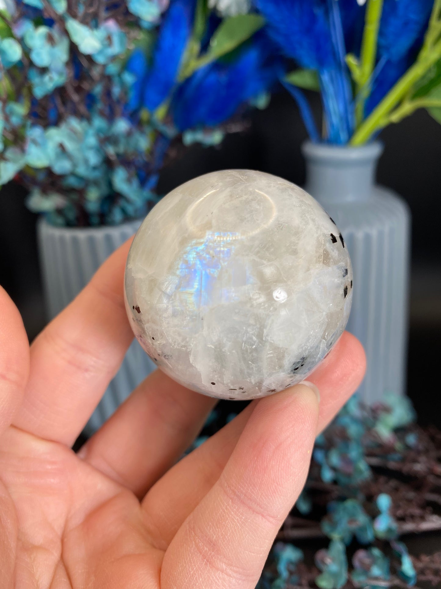 Kugel aus weißem Labradorit (H68)