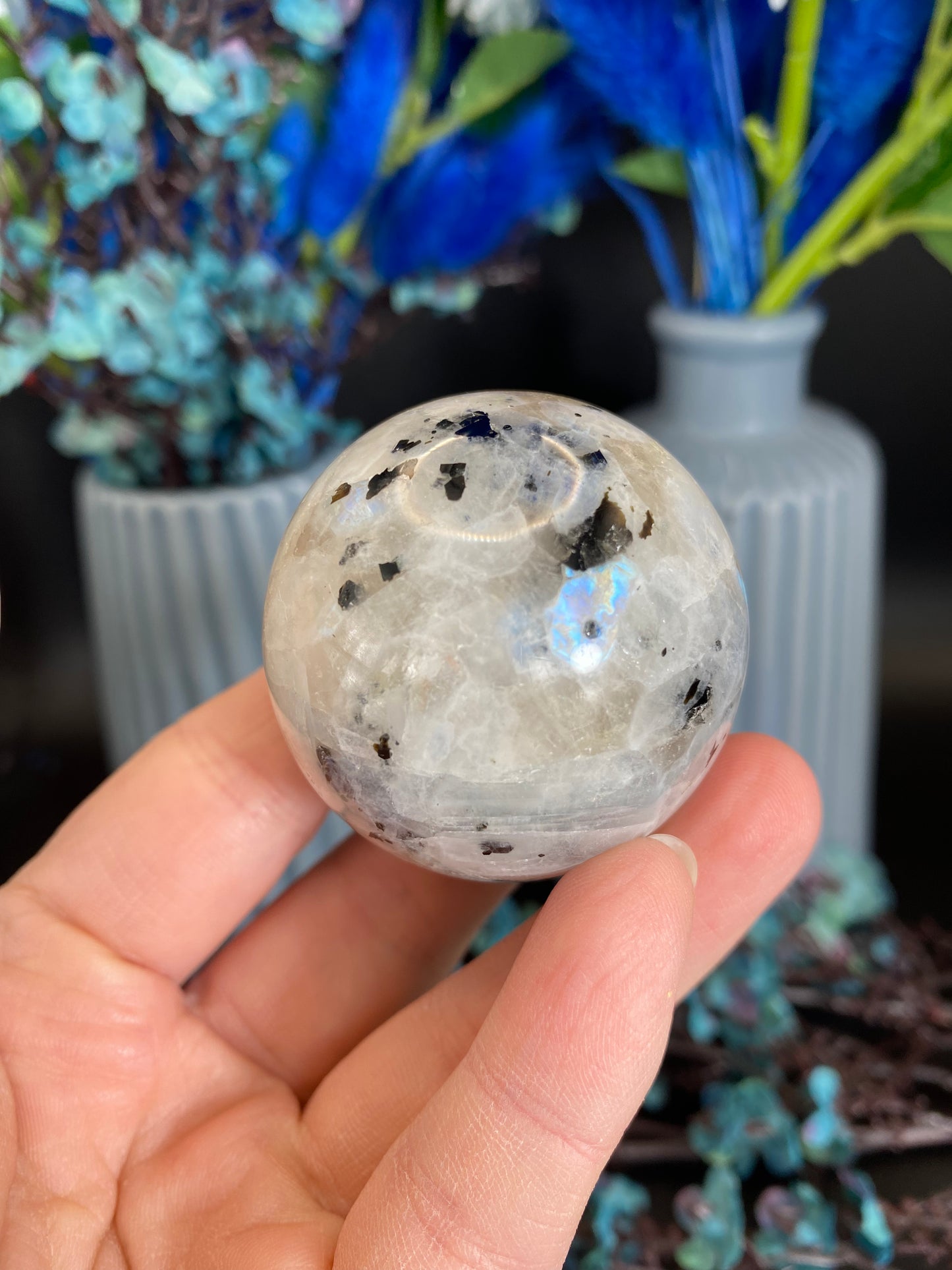 Kugel aus weißem Labradorit (H68)