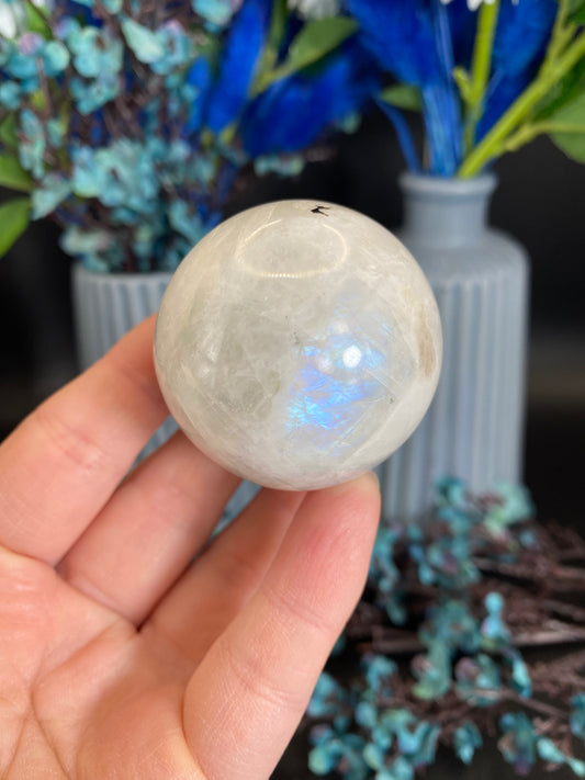 Kugel aus weißem Labradorit (B63)