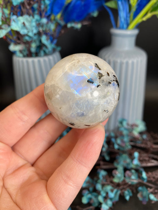 Kugel aus weißem Labradorit (S56)