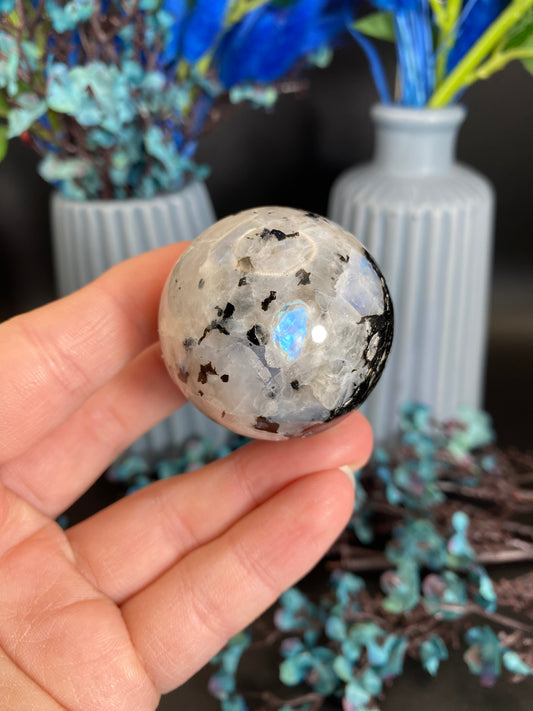 Kugel aus weißem Labradorit (F53)