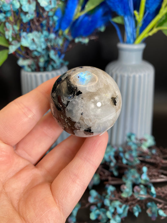 Kugel aus weißem Labradorit (F53)