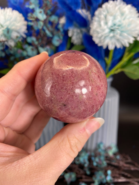 Kugel aus Rhodonit (O29)