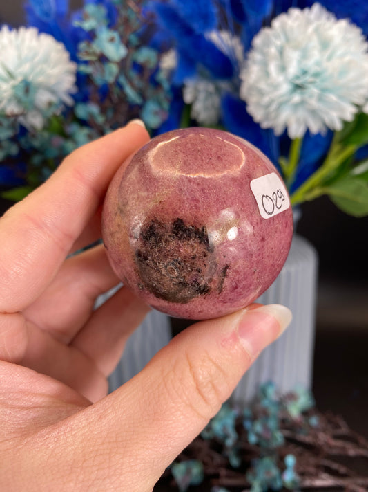 Kugel aus Rhodonit (O29)