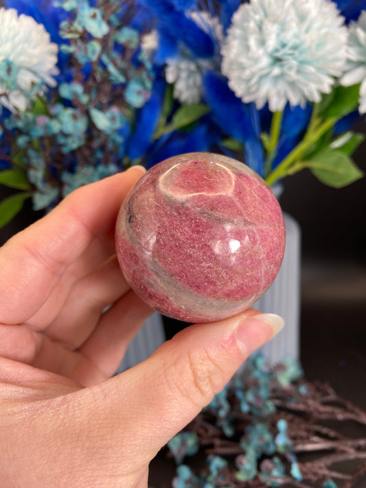 Kugel aus Rhodonit (T29)