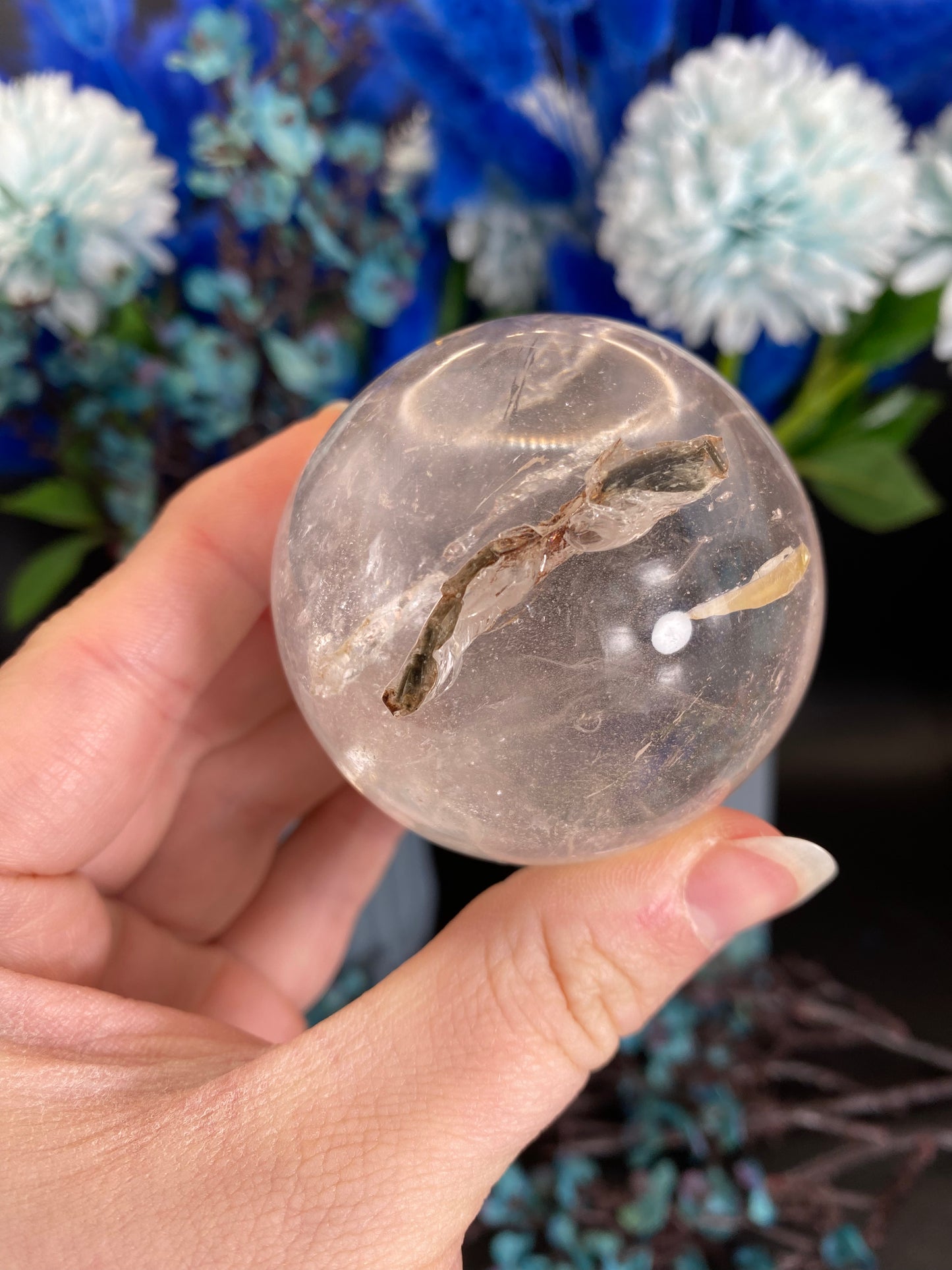 Kugel aus Bergkristall mit Turmalin