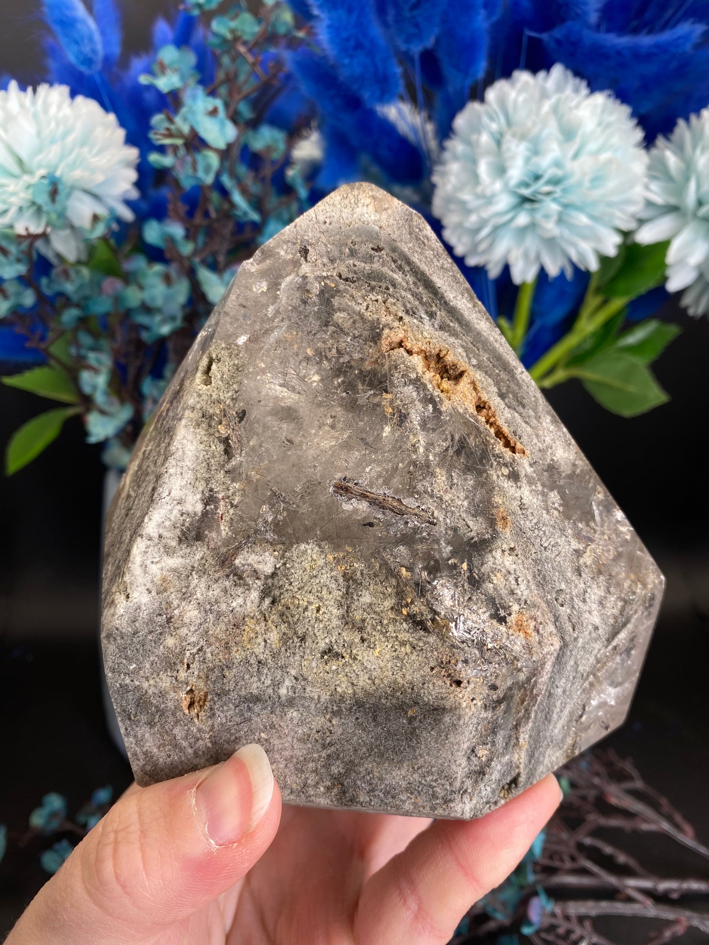 Turm aus Gartenquarz mit Rutil