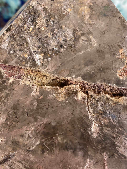 Turm aus Gartenquarz mit Rutil