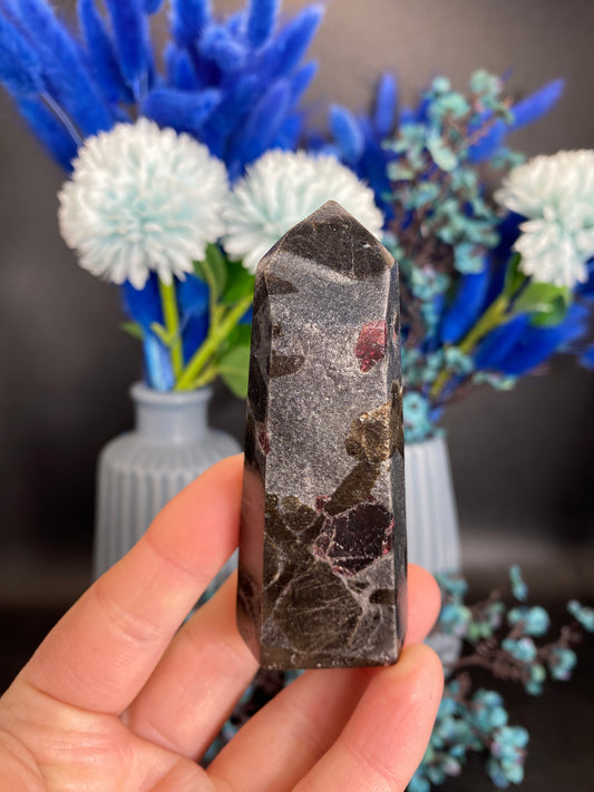 Turm aus Granat mit Staurolith (C31)