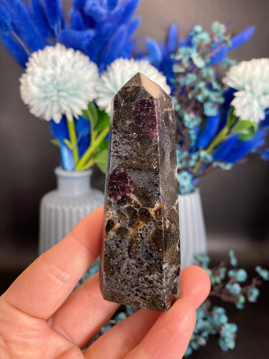 Turm aus Granat mit Staurolith (C31)