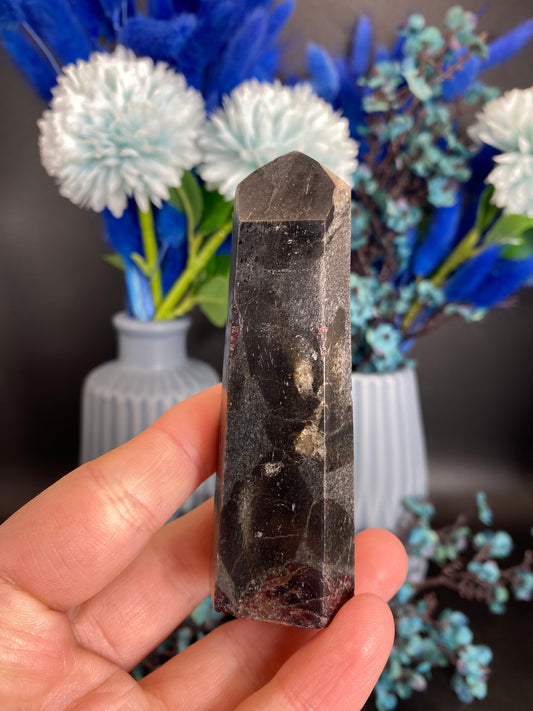 Turm aus Granat mit Staurolith (M32)