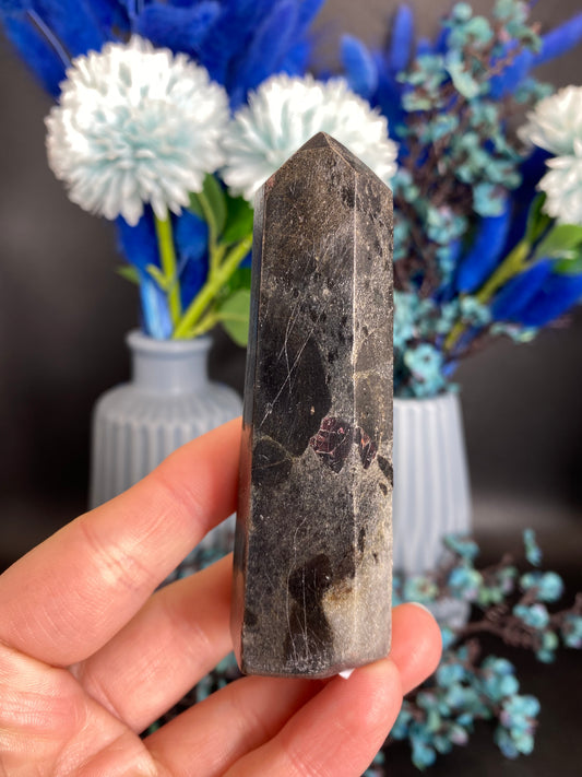 Turm aus Granat mit Staurolith (M32)