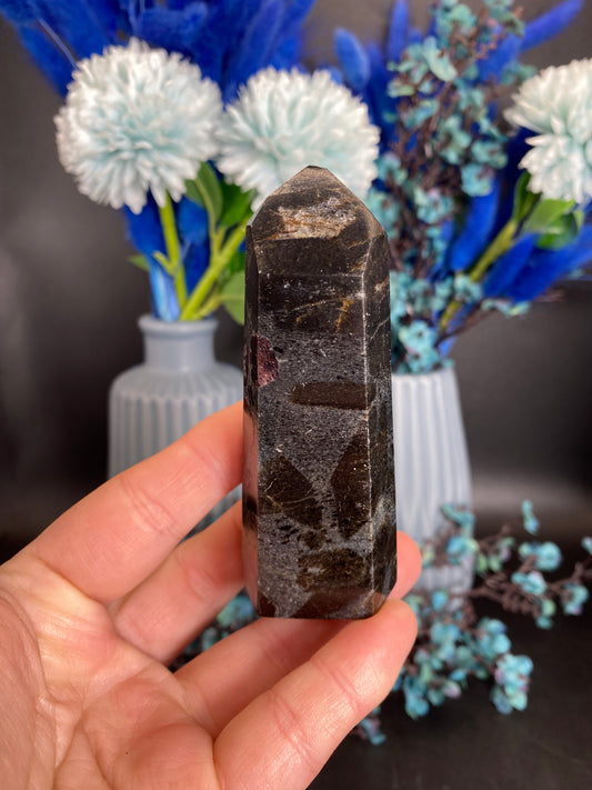 Turm aus Granat mit Staurolith (Q34)