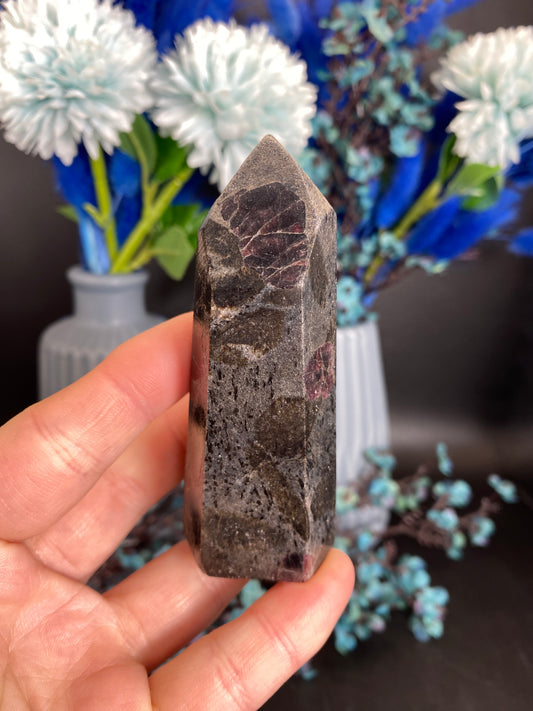 Turm aus Granat mit Staurolith (J35)