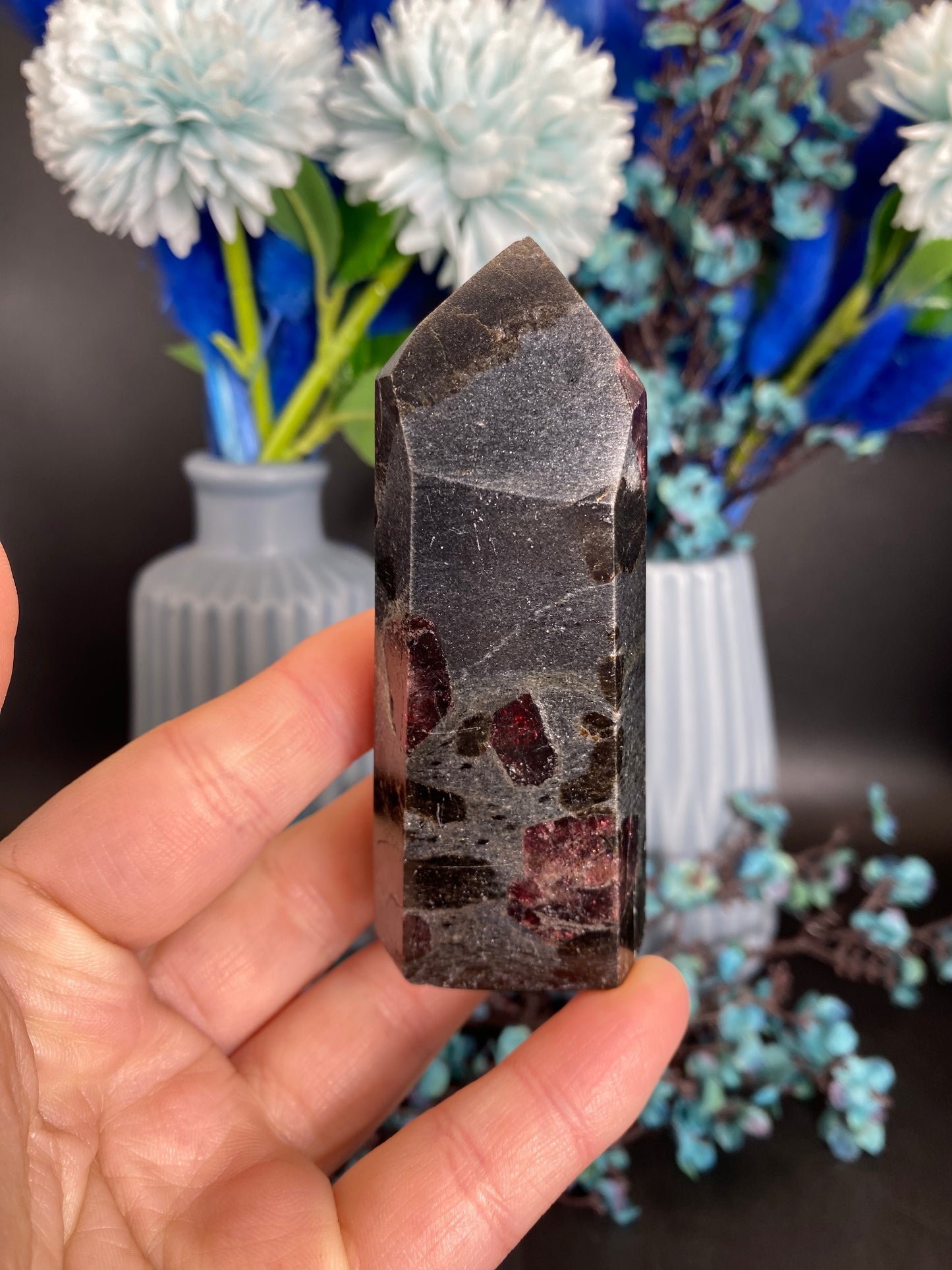 Turm aus Granat mit Staurolith (F34)