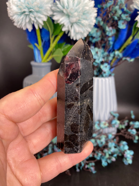 Turm aus Granat mit Staurolith (F34)