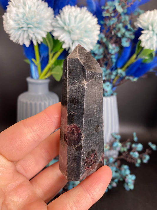 Turm aus Granat mit Staurolith (I31)