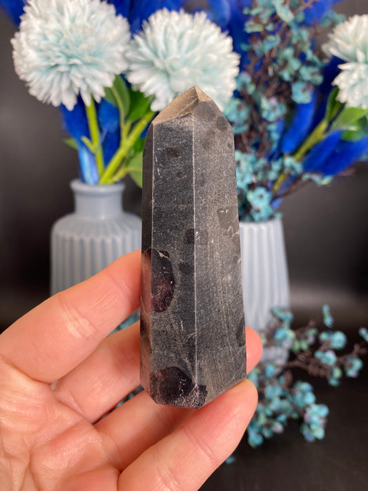 Turm aus Granat mit Staurolith (I31)