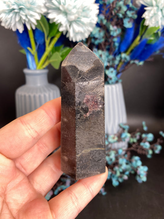 Turm aus Granat mit Staurolith (V34)