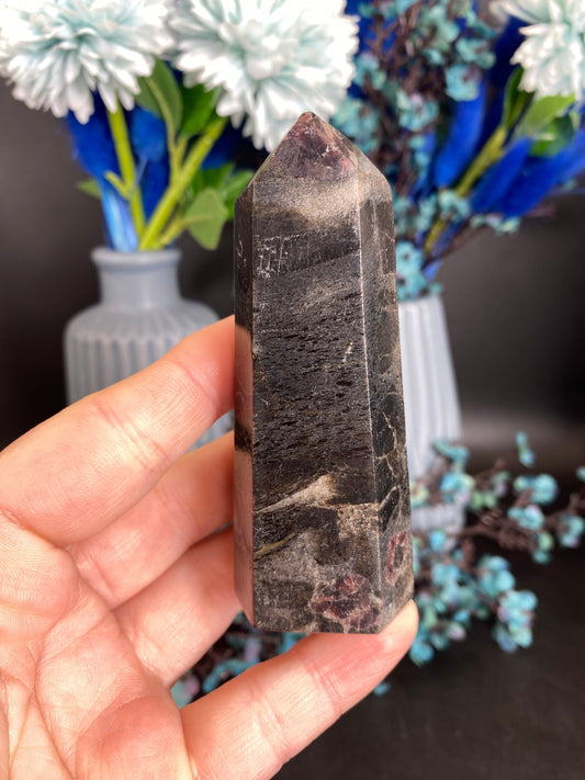 Turm aus Granat mit Staurolith (V34)