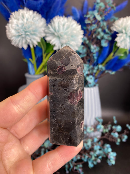 Turm aus Granat mit Staurolith (U35)