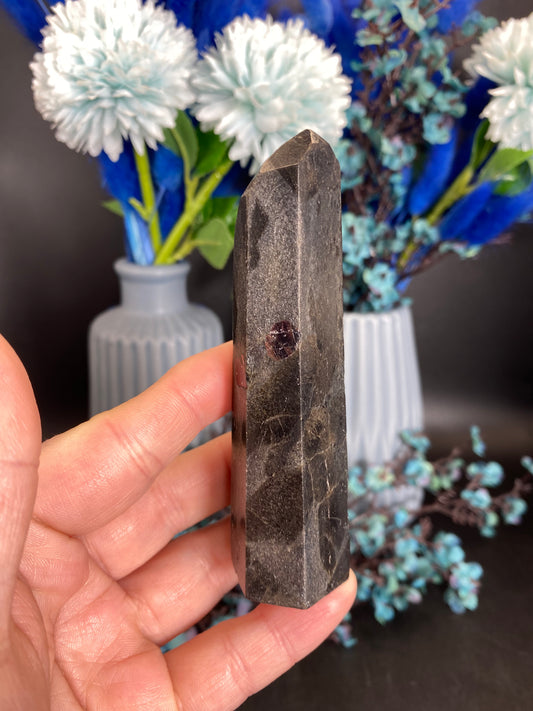 Turm aus Granat mit Staurolith (O31)