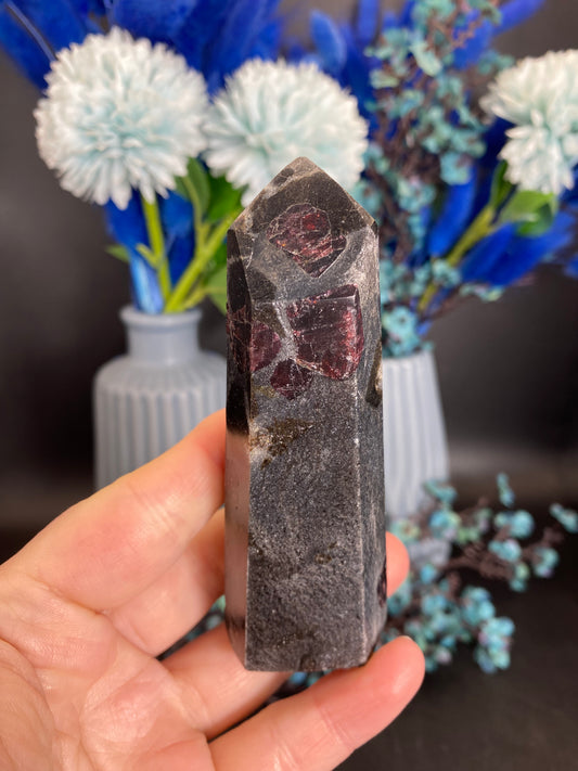 Turm aus Granat mit Staurolith (B38)