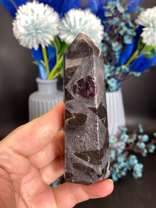 Turm aus Granat mit Staurolith (B38)