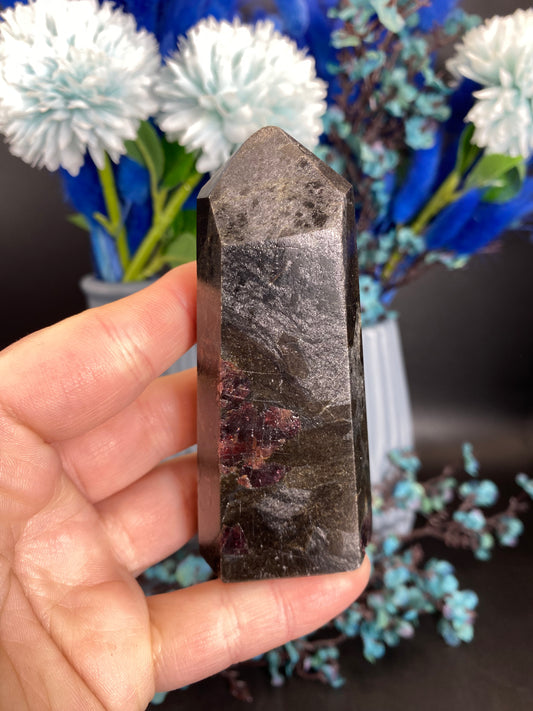 Turm aus Granat mit Staurolith (P42)