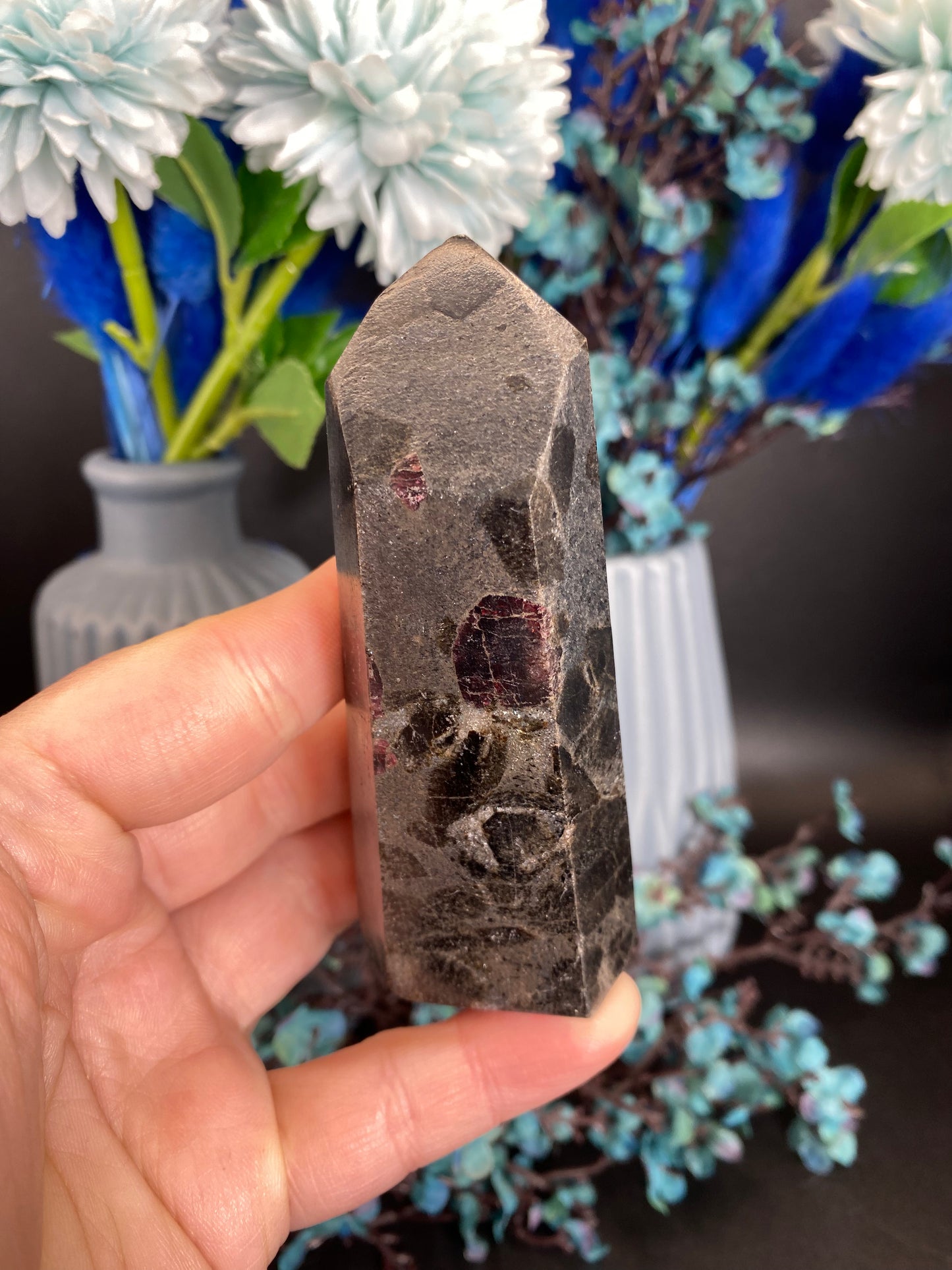 Turm aus Granat mit Staurolith (G42)