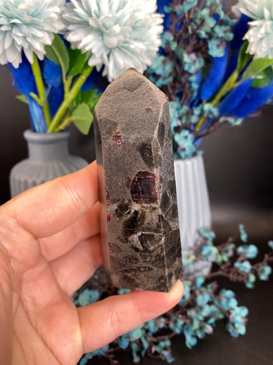 Turm aus Granat mit Staurolith (G42)