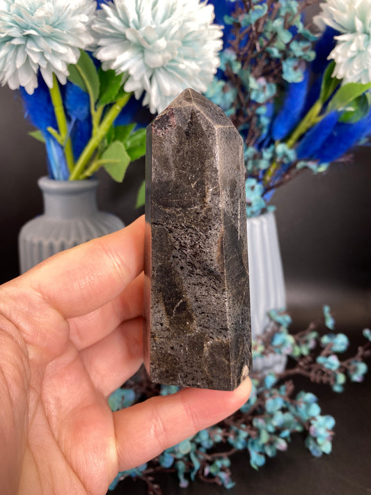 Turm aus Granat mit Staurolith (G42)