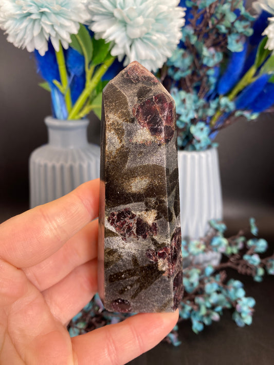 Turm aus Granat mit Staurolith (T42)