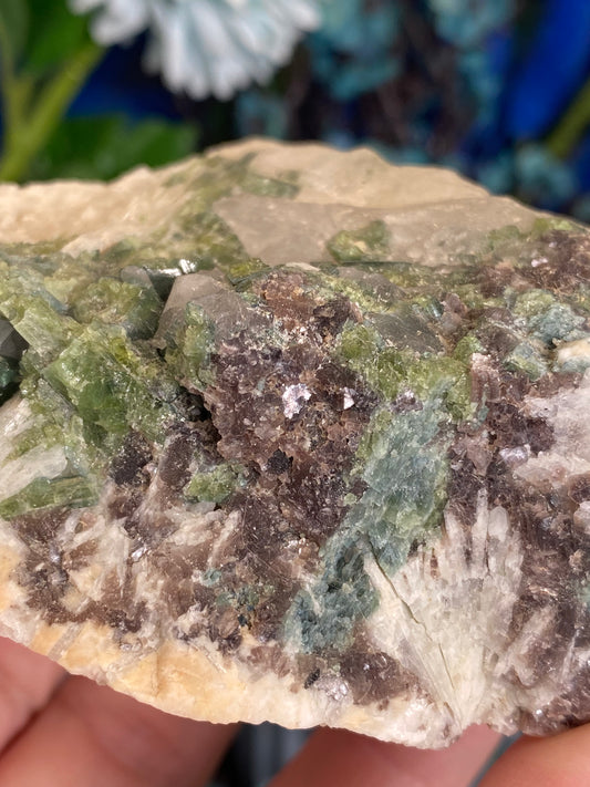 Turmalin mit Lepidolith, Feldspat und Quarz aus Brasilien (I80)